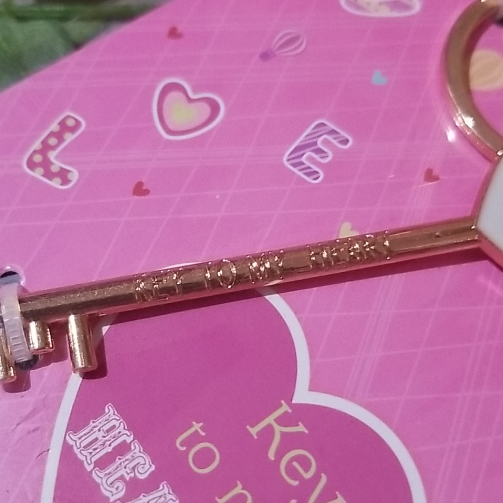 Heart 'KEY' Key Chain - Picture 5 of 6